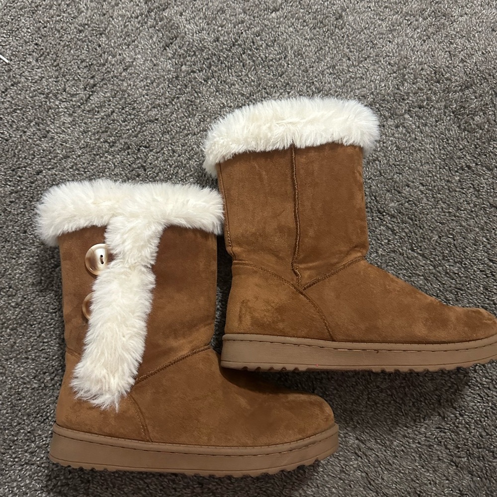 Women’s fluffy brown boots -size 7